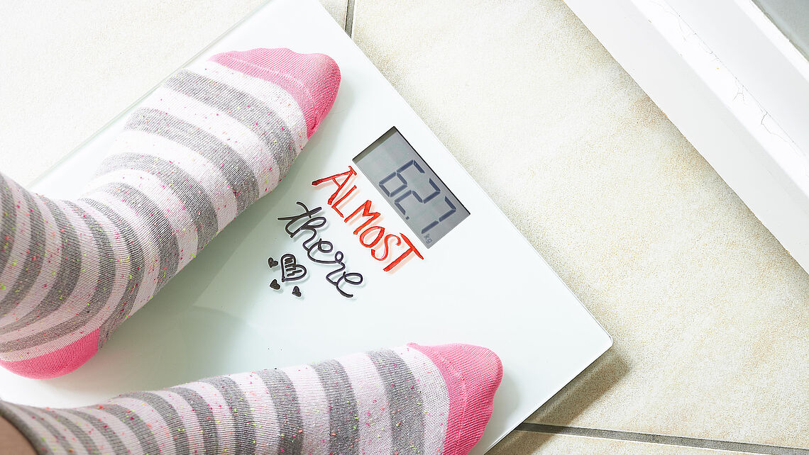 Con tinta permanente de gran intensidad, el Edding 550 ofrece resultados óptimos sobre cristal, plástico o metal. Ya sea para decoración, señalización o uso cotidiano, este rotulador ofrece una cobertura homogénea y resistente a la luz y el agua.