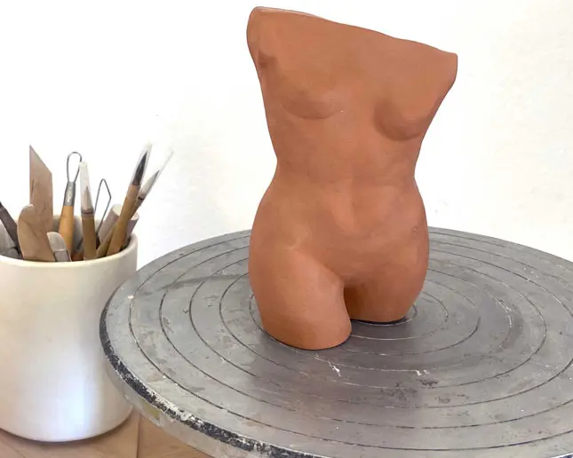 Figura de arcilla Sio-2 secada al aire o cocida en horno cerámico