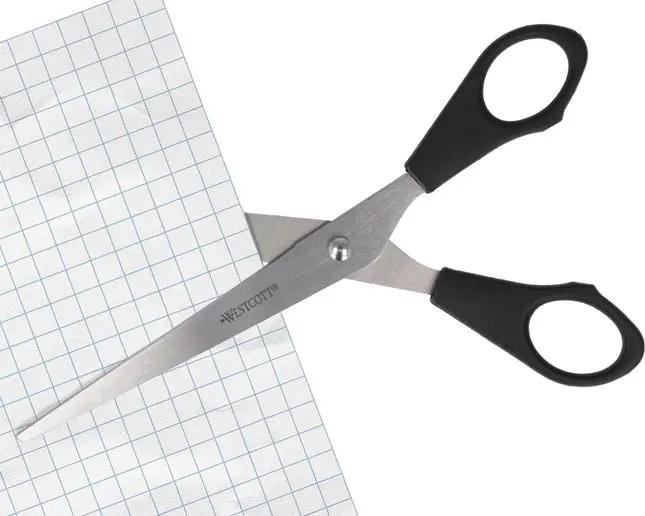 Tijera Westcott cortando papel con precisión profesional