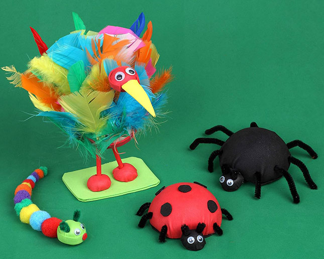 Animales en manualidad escolar con ojos móviles APLI negros adheridos a cartón y goma EVA