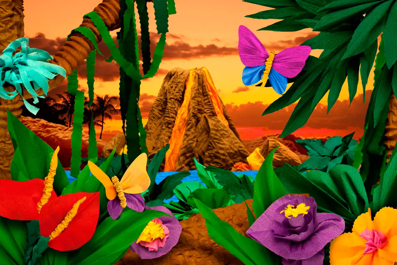 Paisaje selvático colorido realizado completamente con papel pinocho: flores, mariposas, palmeras y volcán