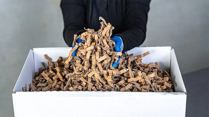Fabricación de chips de cartón para envases y material de relleno. Los chips de cartón estabilizan la mercancía en el envase, rellenan los espacios vacíos y amortiguan los impactos, y todo ello sin plástico. 