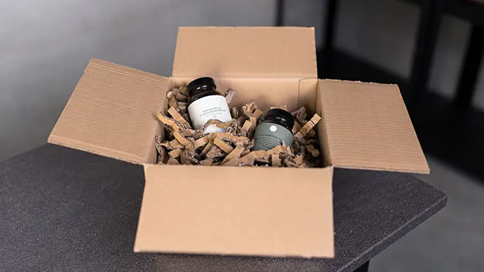 El material generado por la HSM ProfiPack ecoChip actúa como un acolchado ecológico, ideal para proteger productos frágiles o delicados durante el transporte. Este relleno sostenible fabricado a partir de cartón reciclado se adapta al contenido del paquete, reduciendo los movimientos internos y amortiguando impactos sin necesidad de usar plásticos ni espumas sintéticas. Una solución eficiente y responsable para empresas comprometidas con el medio ambiente.