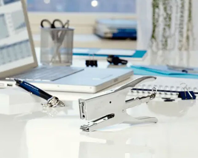 Grapadora de tenaza Rapid K1 en escritorio de oficina