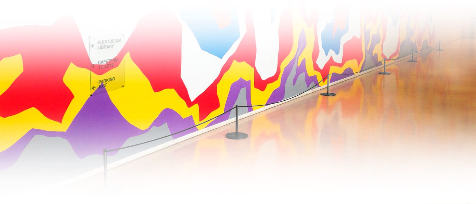 Poste separador bajo con rótulo de cristal en exposición