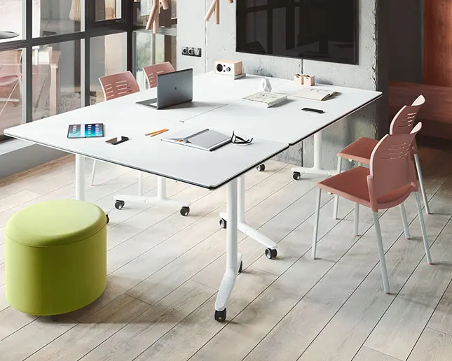 Silla Spacio Express rosa coral en entorno de oficina moderna