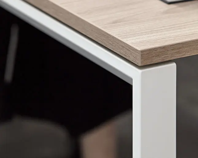 Esquina de la mesa Vital Plus ST Express con pata recta perfil triangular para oficinas