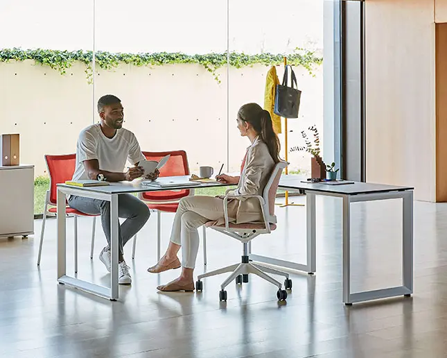 Mesa Vital Plus ST con estructura cerrada para oficinas modernas