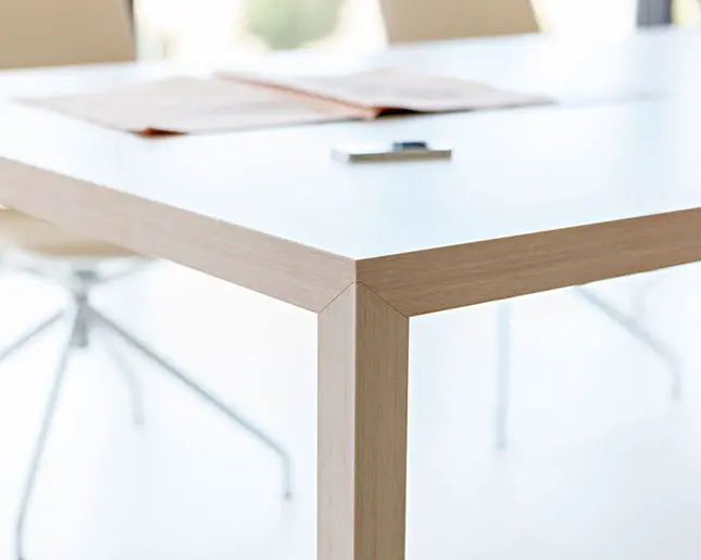 Mesa Prisma con diseño nórdico minimalista para oficina moderna