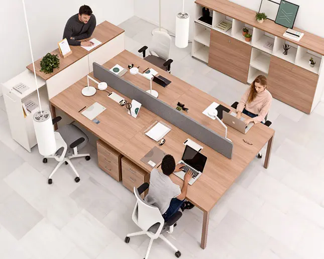 Mesa Prisma en oficina colaborativa con diseño sostenible y estética corporativa moderna