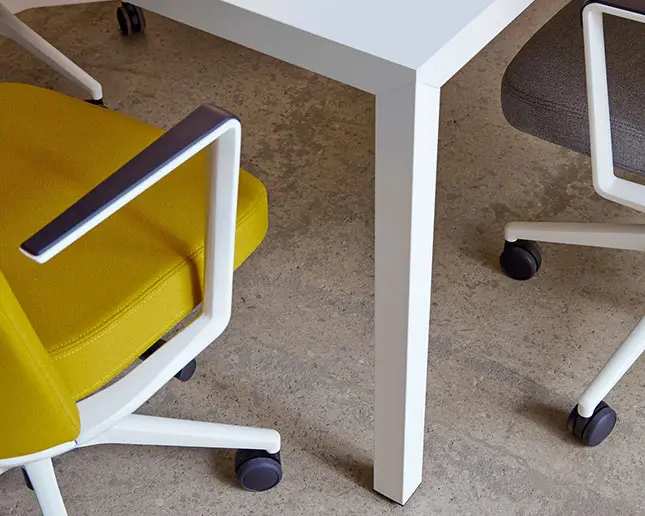 Mesa Prisma con estructura metálica efecto madera blanca para oficinas modernas