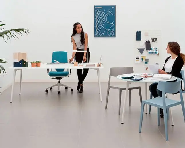 Mujer trabajando en mesa Twist con estructura robusta y superficie duradera