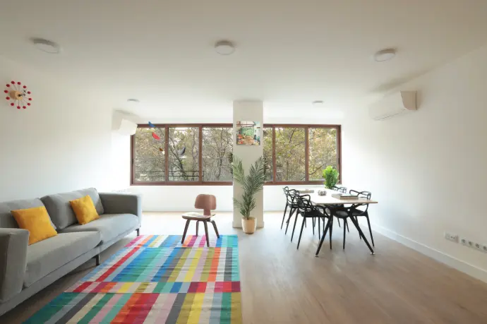 Mesa Arkitek instalada por Asturalba en salón de apartamento de lujo en Madrid