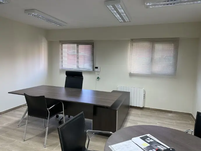 Mesa Arkitek instalada por Asturalba en despacho de Ballestas Carreño, en Tabaza