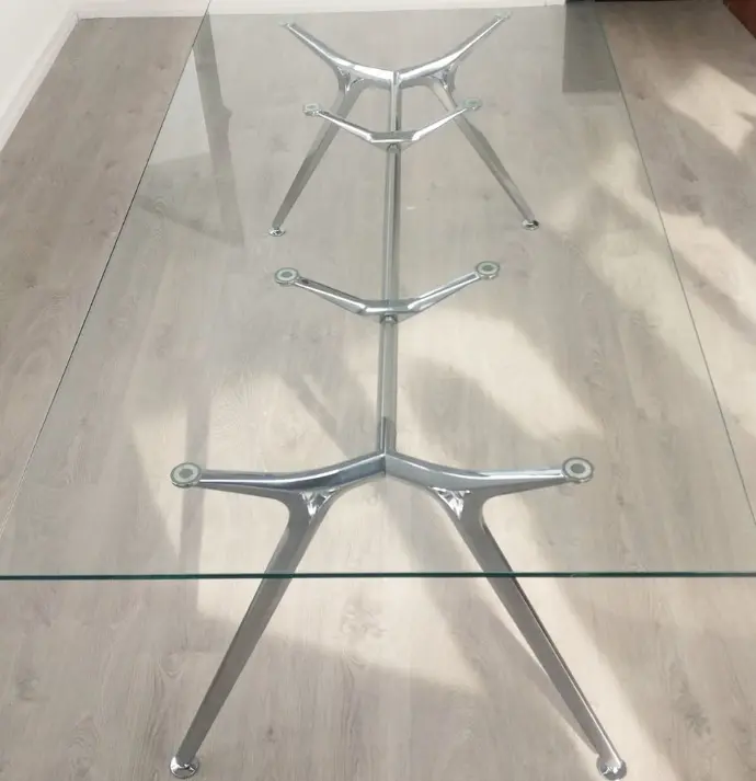 Mesa Arkitek instalada por Asturalba en sala de reuniones de asociación de empresarios en Gijón