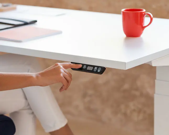 Mando de control programable en mesa de oficina Actiu Mobility Step