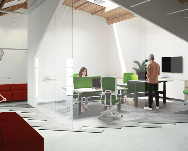 Dos trabajadores trabajando en mesas dobles Mobility