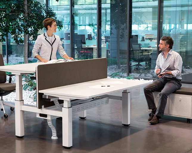 Dos trabajadores en mesa Mobility doble a diferentes alturas