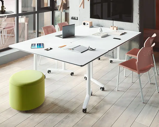 Mesa abatible Talent 300 Actiu combinada en configuración cuadrada para trabajo en equipo