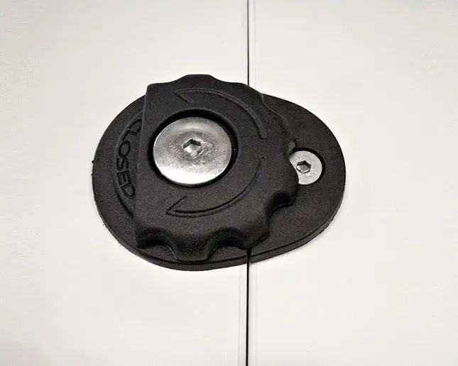 Pieza de unión entre mesas Trama