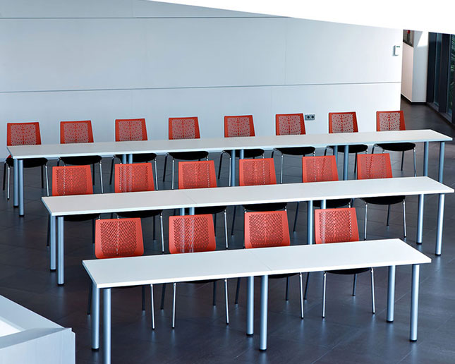 Mesas Cool C300 Actiu blancas para centros de formación y salas polivalentes