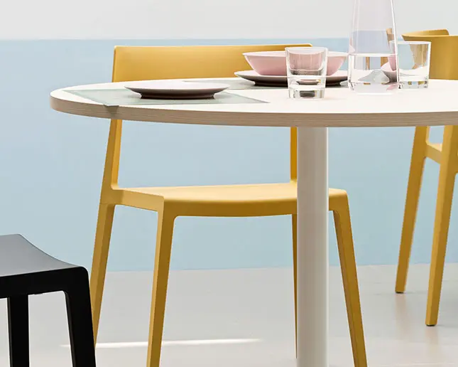 Mesa Tabula TAR 10 blanca con sillas en cafetería contemporánea