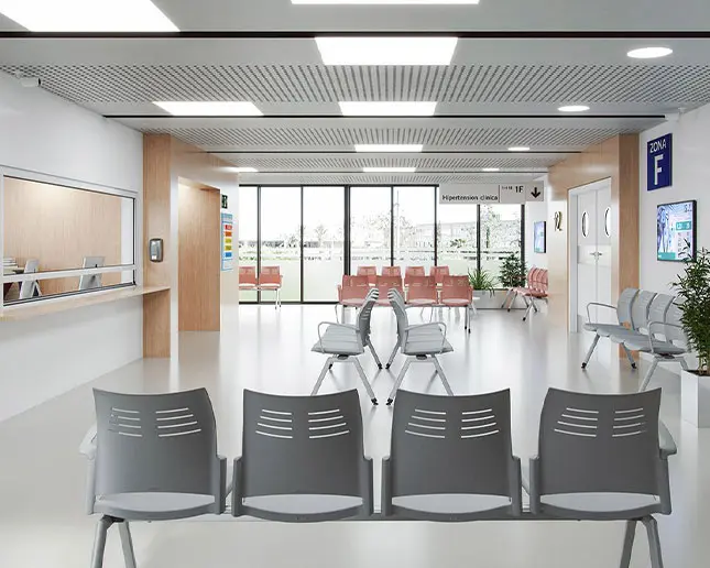 Bancada Spacio Actiu gris en sala de espera hospitalaria