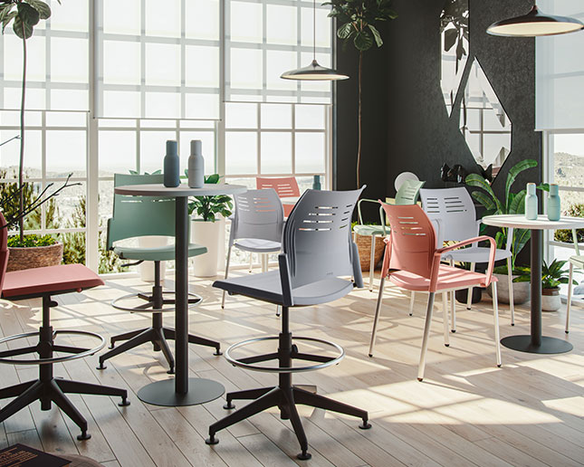 Taburetes Spacio con tapones en varios colores con mesa alta y sillas confidente de la serie Spacio