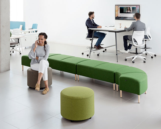 Sofá Bend Actiu Express en color verde para oficinas dinámicas