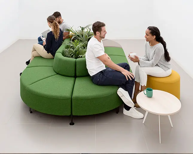 Sofá modular Bend Actiu con configuración orgánica en color verde