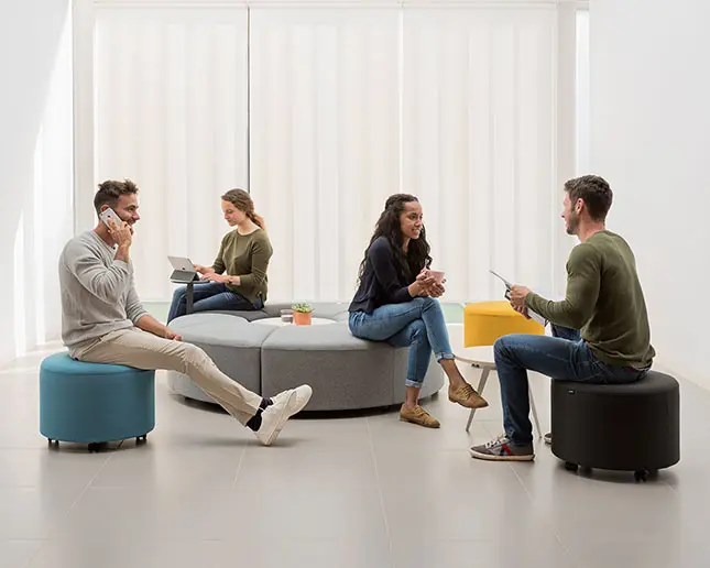 Módulos redondos Bend Actiu en configuración circular colaborativa