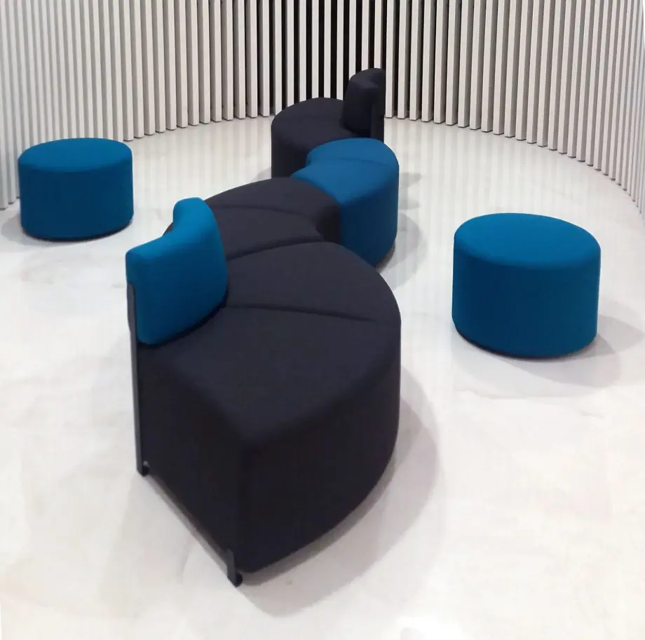 Sofá modular curvo y puffs instalados por Asturalba en museo Thyssen de Málaga