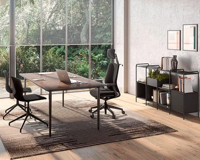 Estantería modular Tubbe Actiu en despacho profesional con diseño funcional