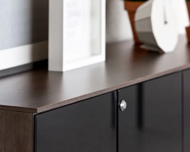 Detalle de puertas abatibles y superficie de diseño en armario Longo premium