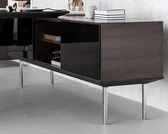 Aparador Longo con base metálica pulida y diseño arquitectónico exclusivo