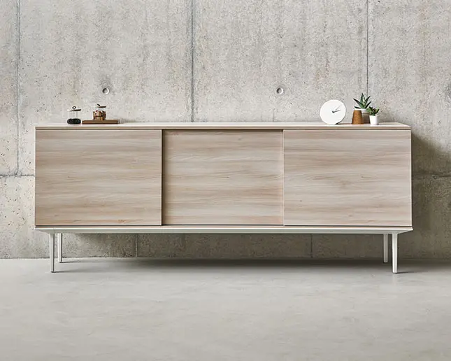 Aparador Longo en acabado madera clara para oficinas de dirección elegantes