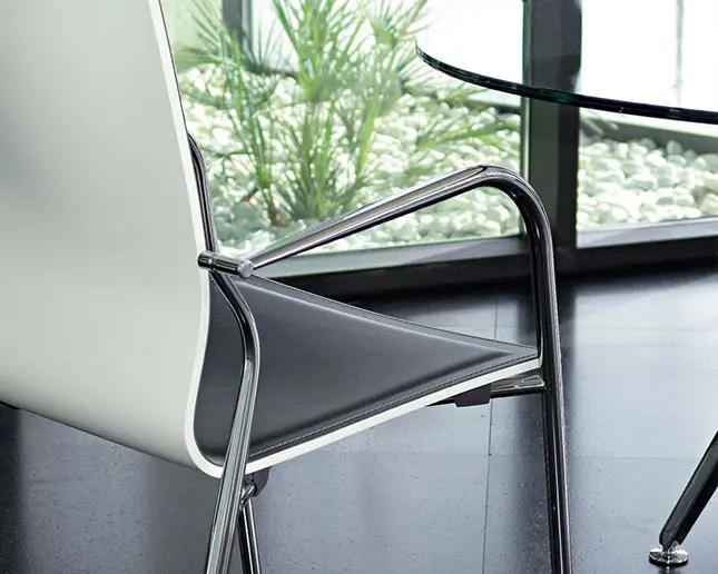 Silla de visita Actiu Íkara madera lacada y piel natural en entorno de oficina elegante