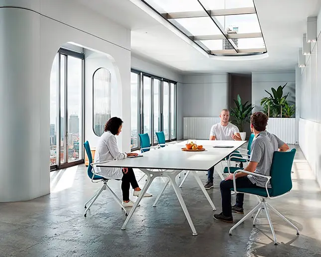 Sillas Íkara de diseño en sala de reuniones moderna con base giratoria autoretorno