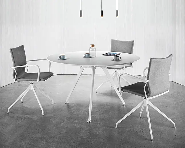 Sillas Ikara tapizadas con mesa Arkitek