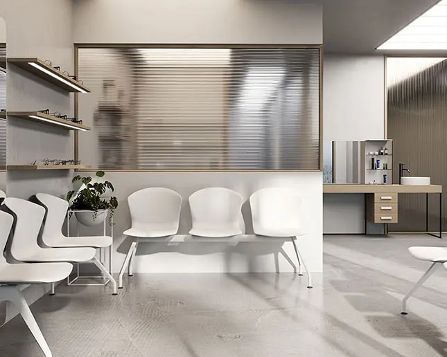 Bancada Whass blanca de tres plazas en clínica moderna