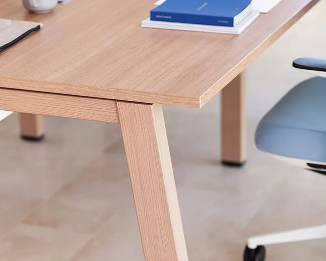 Mesa Vital Plus 300 de Actiu con patas metálicas efecto madera