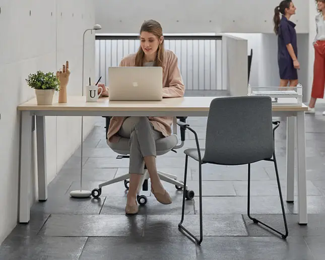 Mesa Vital Plus 300 de Actiu en oficina moderna con trabajadora