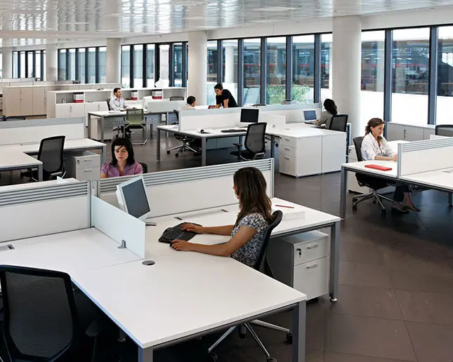Oficina con mesas Vital