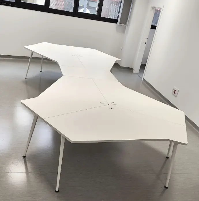 Instalación de mesas Twist Spine en sala de reuniones de Up Intelligence