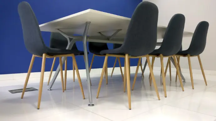 Mesa Arkitek con superficie blanca