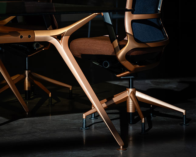 Mesa Arkitek en acabado bronce