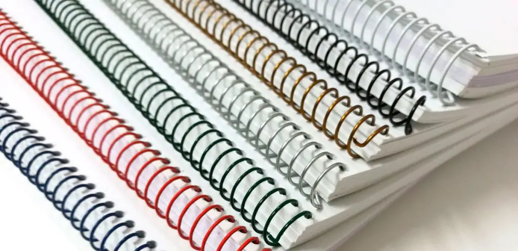 Libretas encuadernadas con espiral metálico de colores