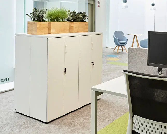 Armario de oficina con puertas batientes en melamina blanca