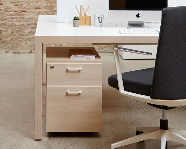 Cajonera de madera de acacia con mesa Prisma y sillón Crom