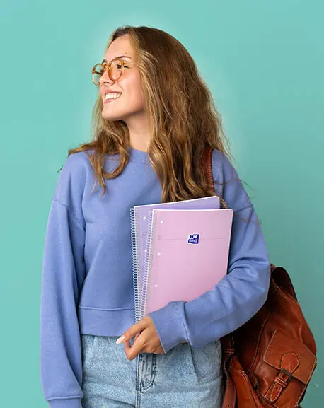 Joven universitaria con cuadernos Oxford